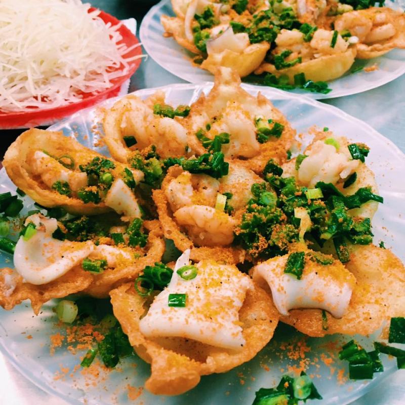 A plate of banh khot will have 8-10 cakes, with a crispy golden coating that impresses guests at first sight.