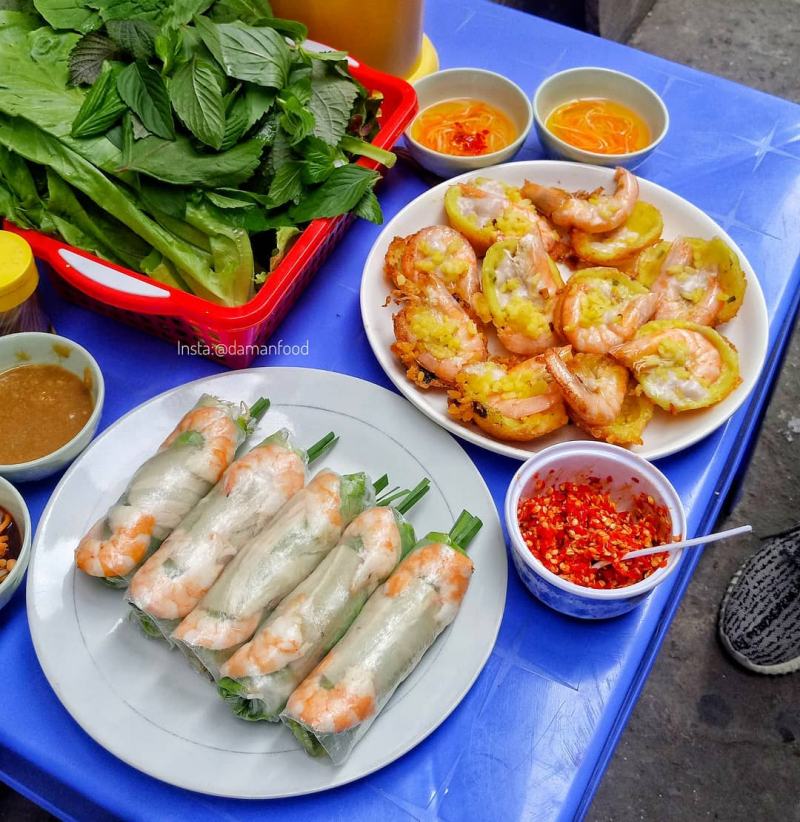  Small, hot, golden brown banh khot, filling with red shrimp, big and fat