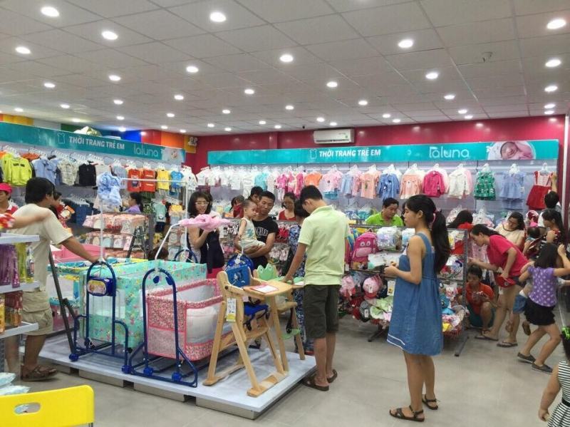 Customers shop at Con Cung shop