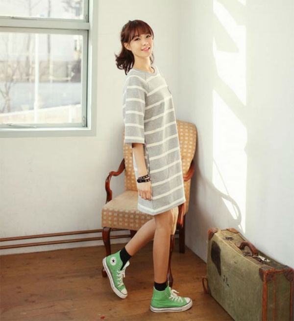 Elastic dress with sneakers.