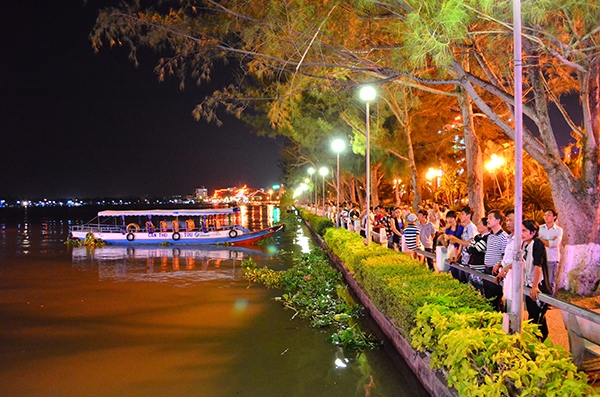 Ninh Kieu Wharf is an ideal destination for couples to take a walk on Valentine's Day