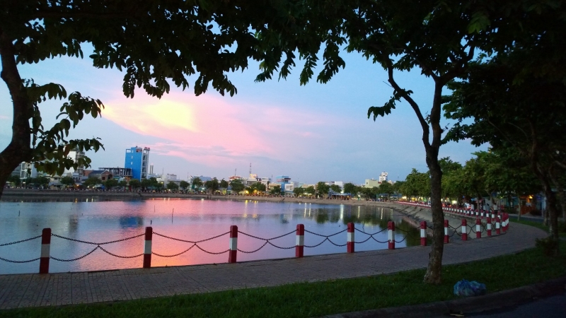 Romantic scene at Xang Bloi lake