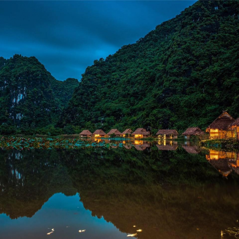 Ninh Binh Valley Homestay has bungalows designed with natural and environmentally friendly materials such as bamboo, wood, and thatched roofs to keep the space cool in the summer and warm in the winter.