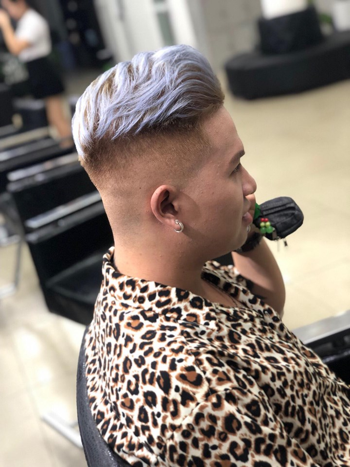 Pompadour is a male hairstyle with the bangs cut back and longer than the hair at the top and nape, and the sides of the nape are short like the Undercut hairstyle.