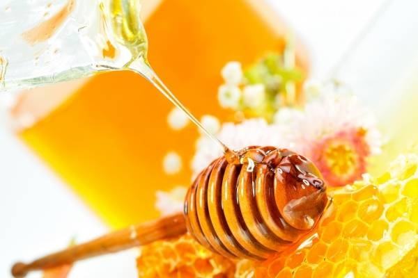 Honey has a safe acne treatment effect for women after giving birth