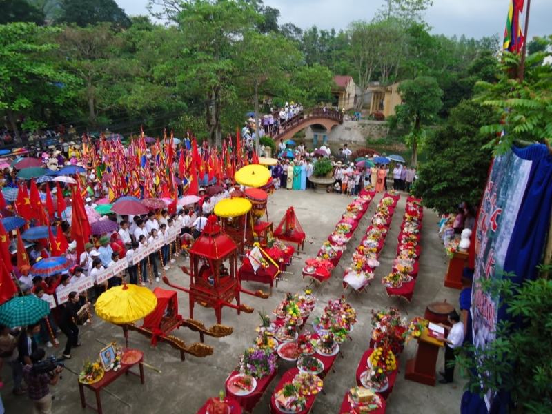 When it comes to spiritual tourism in Suoi Mo, people immediately remember the festivals of the Lower Temple, the Middle Temple and the Upper Temple.