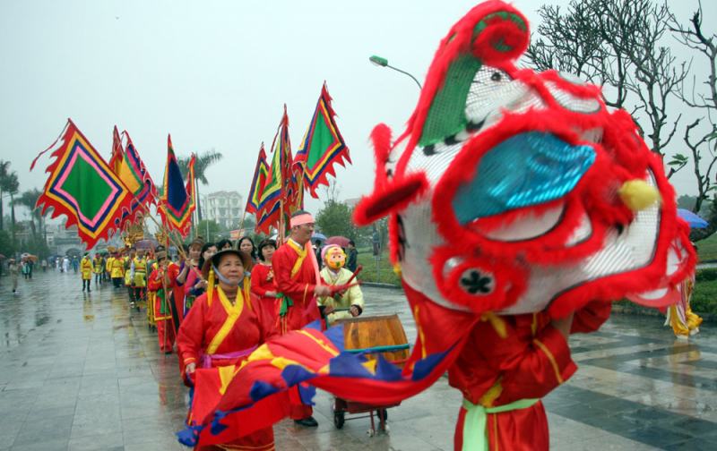 The festival originates from the victory of Chi Lang - Xuong Giang in 1427 by Dai Viet army and people against and smashed nearly 10 Ming invaders.