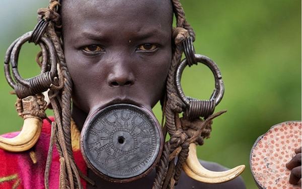 The plate on the mouth of the women of Mursi